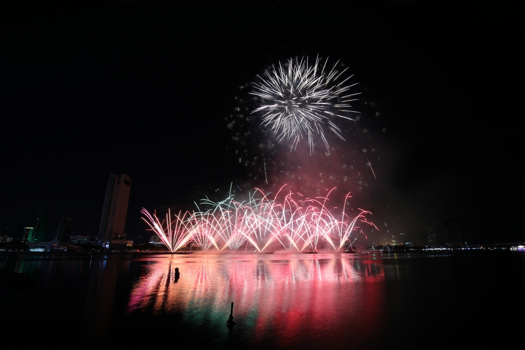 ra khoi dua phan lan len ngoi vuong le hoi phao hoa quoc te da nang 2019