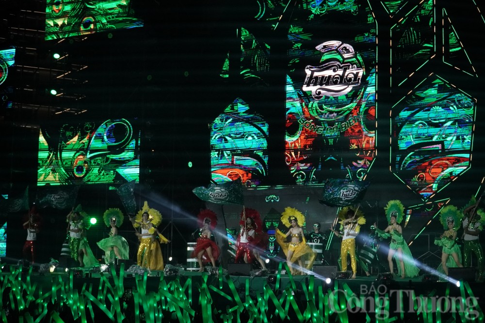 undefined Đà Nẵng: Hàng chục ngàn người tham dự đêm nhạc Lễ hội bóng đá biển Huda