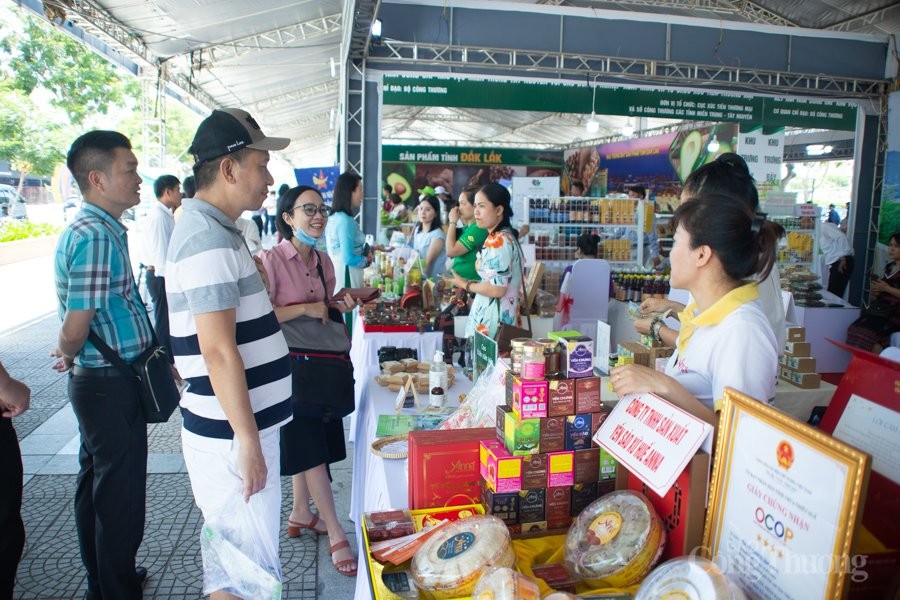 Khu trưng bày giới thiệu với sự tham gia của khoảng hơn 300 nhà cung cấp, doanh nghiệp với những sản phẩm tiêu biểu đặc trưng của các doanh nghiệp, có tiềm năng xuất khẩu của 16 tỉnh, thành phố khu vực miền Trung – Tây Nguyên. Khu trưng bày giới thiệu với sự tham gia của khoảng hơn 300 nhà cung cấp, doanh nghiệp với những sản phẩm tiêu biểu đặc trưng của các doanh nghiệp, có tiềm năng xuất khẩu của 16 tỉnh, thành phố khu vực miền Trung – Tây Nguyên.