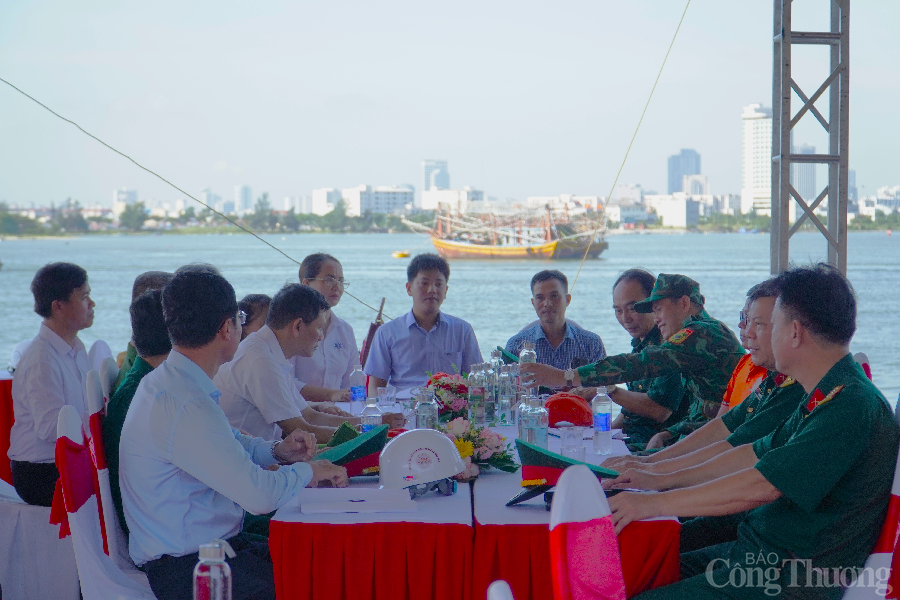 Các đại biểu họp tổng kết sau diễn tập nhằm tìm ra yếu điểm và cách khắc phục trong công tác ứng phó sự cố tràn dầu.