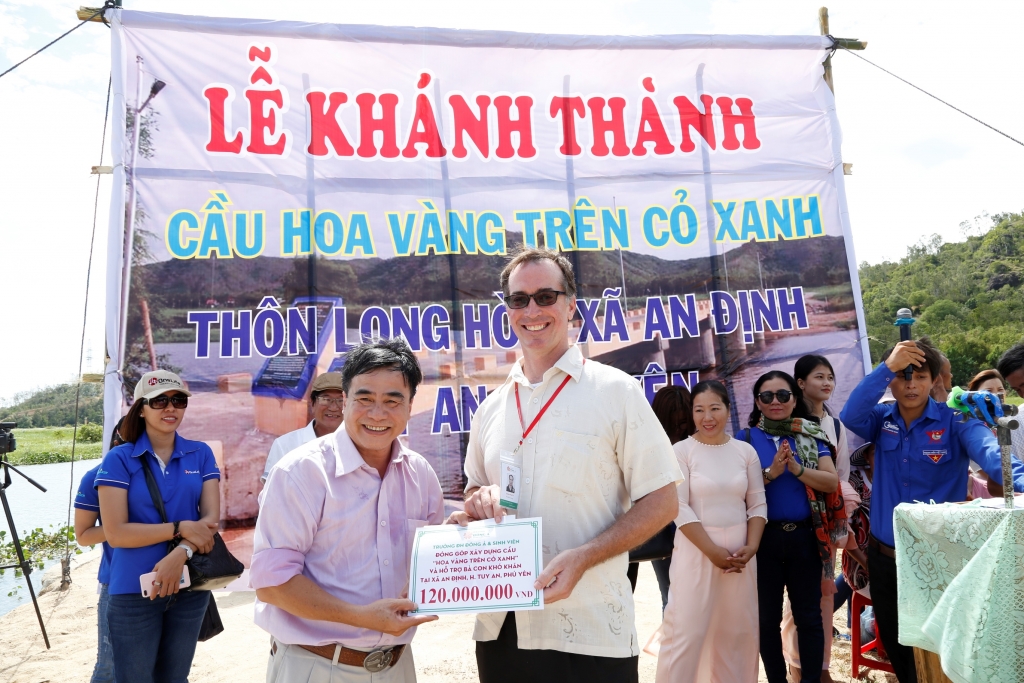 Phú Yên: Khánh thành cầu Hoa vàng trên cỏ xanh từ sự đóng góp của cộng đồng phu yen khanh thanh cau hoa vang tren co xanh tu su dong gop cua cong dong