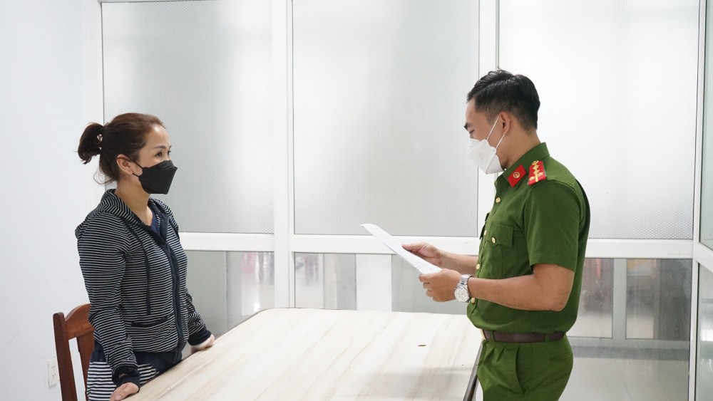"Nổ" có người quen tại Bộ Công An, lo liệu được lô đất vàng giữa trung tâm Đà Nẵng "Nổ" có người quen tại Bộ Công An, lo liệu được lô đất vàng giữa trung tâm Đà Nẵng