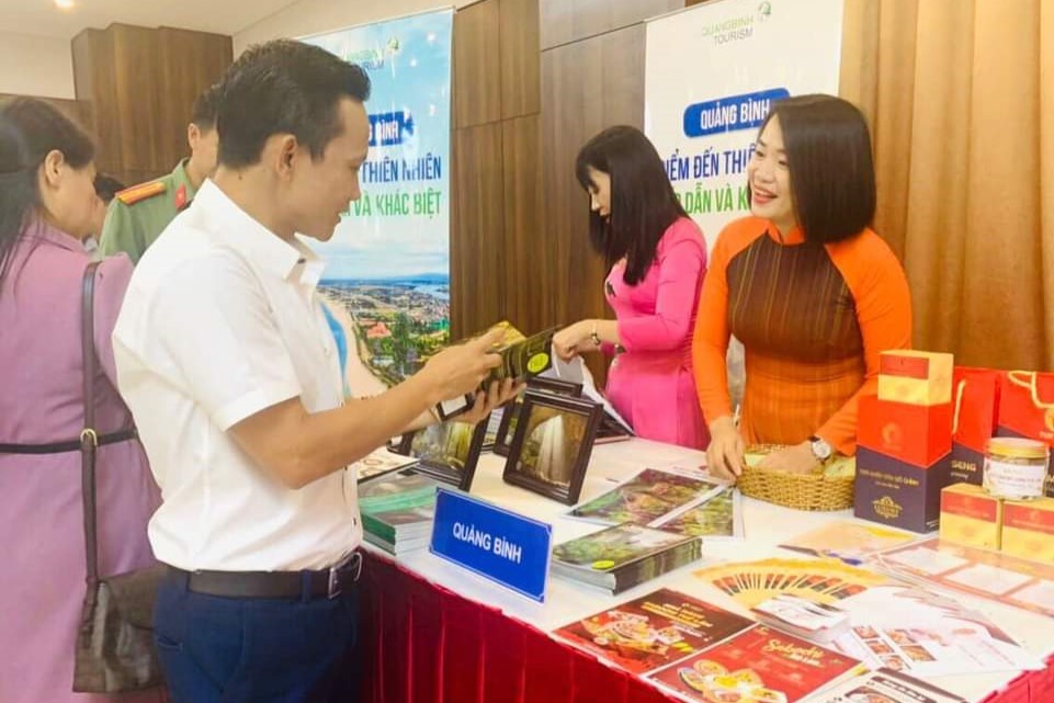 Xúc tiến du lịch 5 tỉnh thành miền Trung tại khu vực Tây Nguyên Xúc tiến du lịch 5 tỉnh thành miền Trung tại khu vực Tây Nguyên