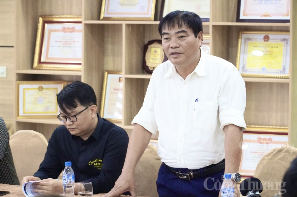 Ông Nguyễn Trọng Thao – Phó Giám đốc Sở Văn hóa và Thể thao thành phố Đà Nẵng (bên phải) và ông Trần Quốc Bảo, Chủ tịch Liên đoàn Cầu lông thành phố Đà Nẵng (bên trái). Ông Nguyễn Trọng Thao – Phó Giám đốc Sở Văn hóa và Thể thao thành phố Đà Nẵng (bên phải) và ông Trần Quốc Bảo, Chủ tịch Liên đoàn Cầu lông thành phố Đà Nẵng (bên trái).