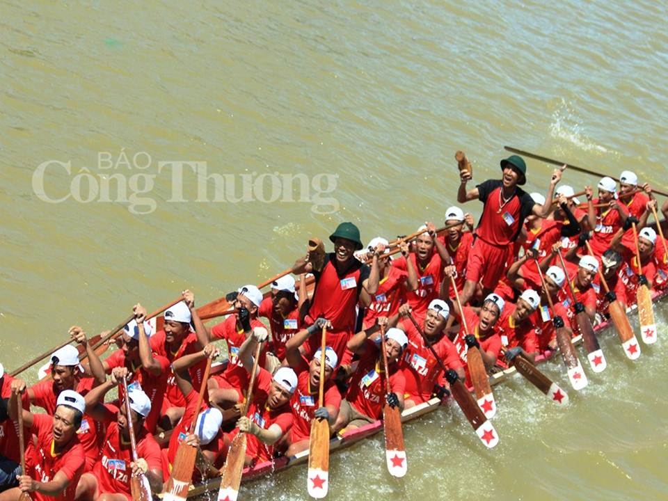 le thuy quang binh to chuc boi thuyen mung tet doc lap