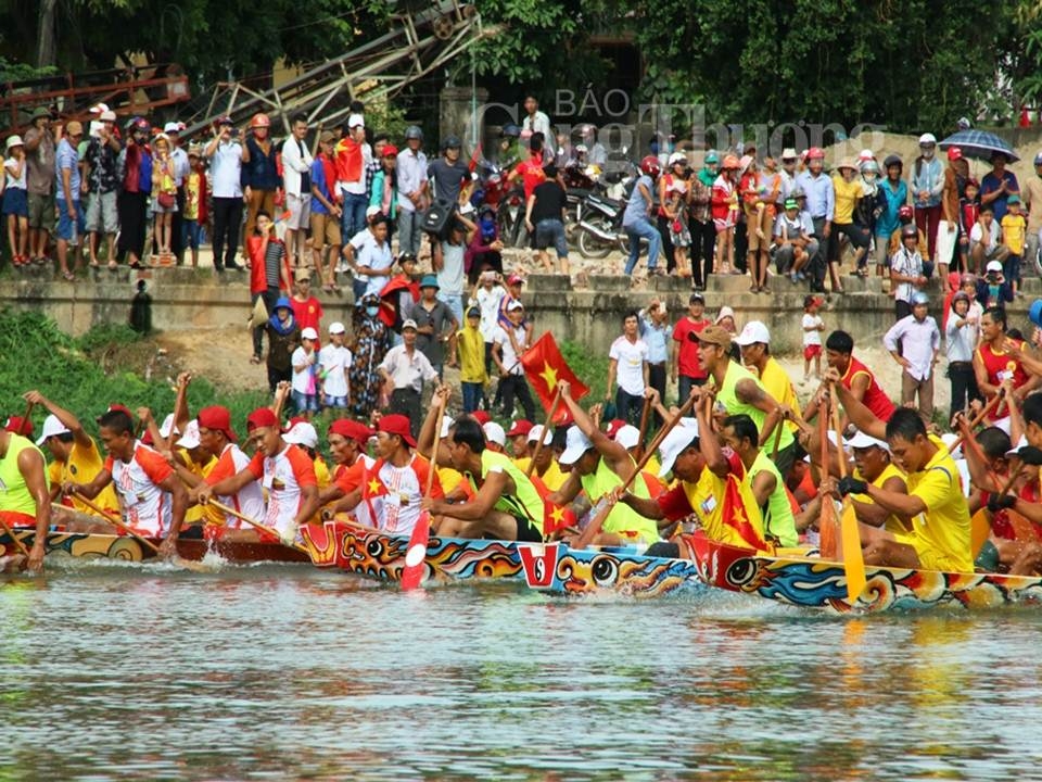 le thuy quang binh to chuc boi thuyen mung tet doc lap