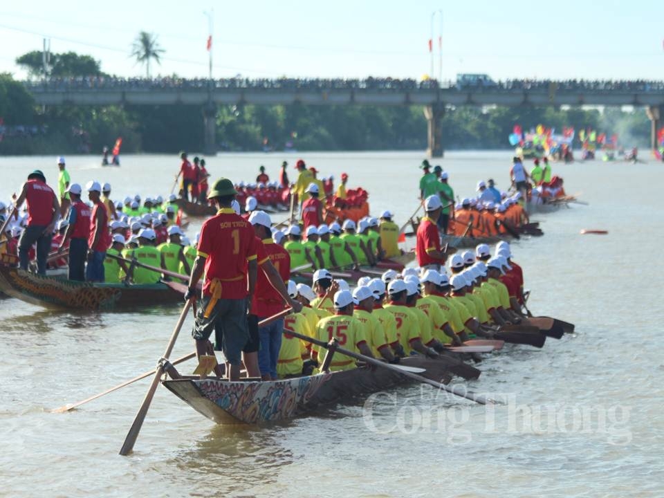 le thuy quang binh to chuc boi thuyen mung tet doc lap