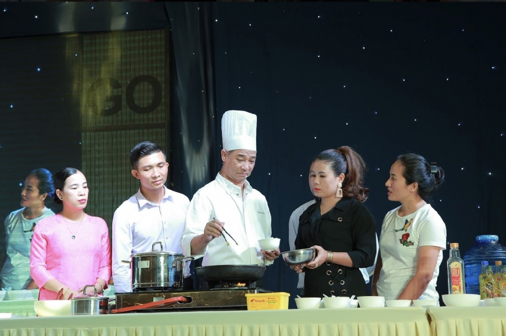 Vua đầu bếp Phạm Tuấn Hải thăng hoa cùng Sâm Bố Chính Tuệ Lâm vua dau bep pham tuan hai thang hoa cung sam bo chinh tue lam