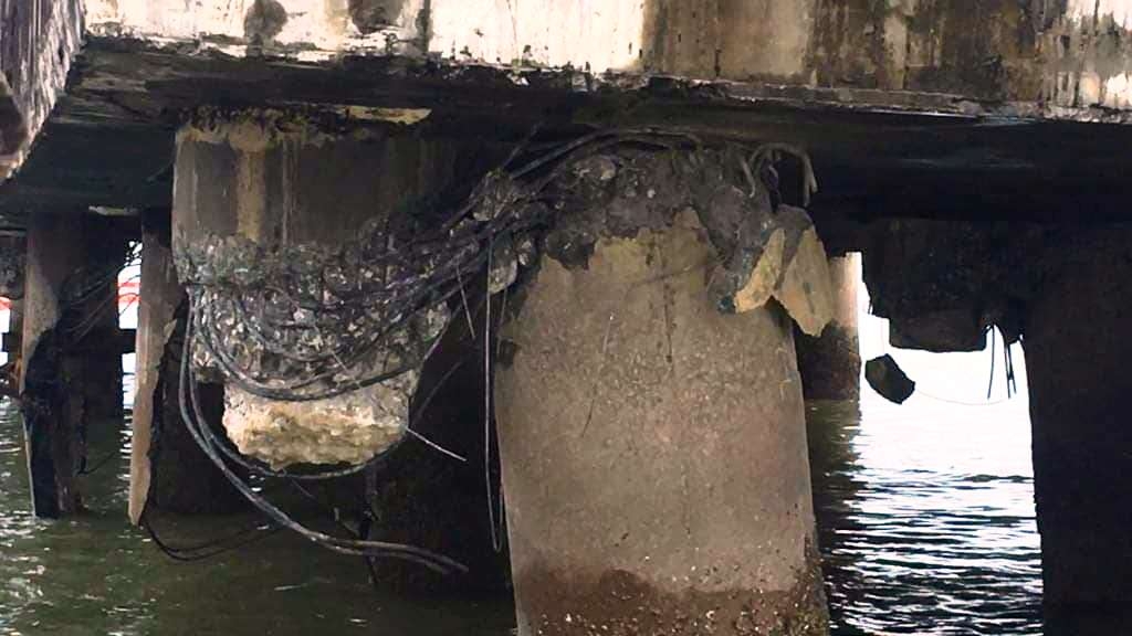 Tàu chở dầu đâm vào chân cầu cảng, nguy cơ tràn dầu ra biển tau cho dau dam vao chan cau cang nguy co tran dau ra bien