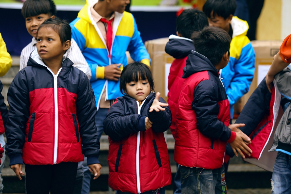 SQ Vĩnh Phát trao tặng gần 300 phần quà đến trẻ em vùng cao cong ty sq vinh phat trao tang gan 300 phan qua den voi tre em vung cao