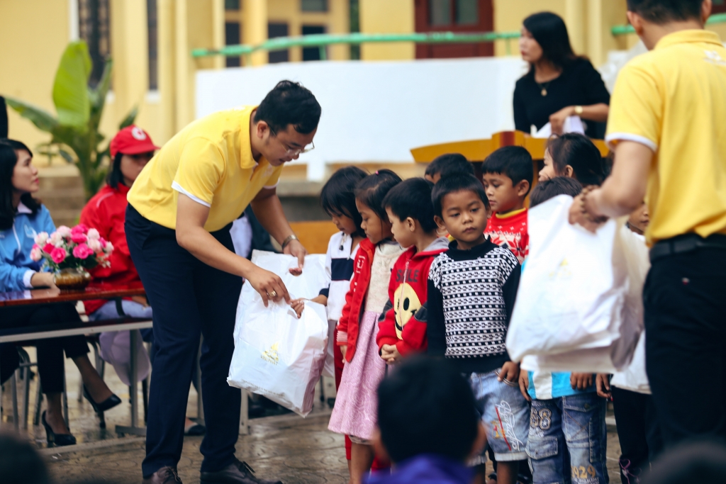 SQ Vĩnh Phát trao tặng gần 300 phần quà đến trẻ em vùng cao cong ty sq vinh phat trao tang gan 300 phan qua den voi tre em vung cao