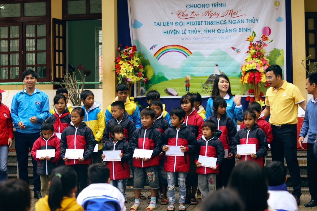 SQ Vĩnh Phát trao tặng gần 300 phần quà đến trẻ em vùng cao cong ty sq vinh phat trao tang gan 300 phan qua den voi tre em vung cao