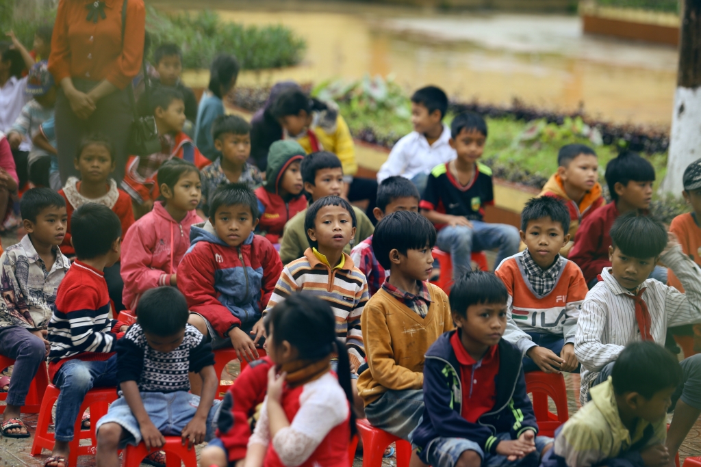 SQ Vĩnh Phát trao tặng gần 300 phần quà đến trẻ em vùng cao cong ty sq vinh phat trao tang gan 300 phan qua den voi tre em vung cao