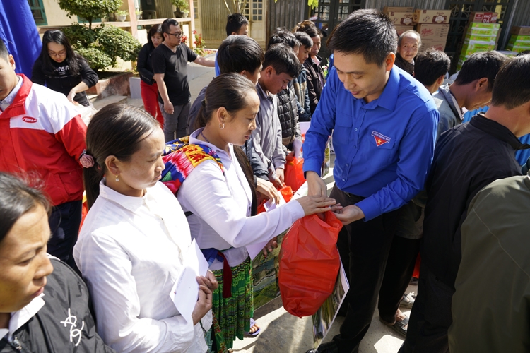Đoàn Thanh niên Bộ Công Thương "sưởi ấm" Tết bản cao Yên Bái doan thanh nien bo cong thuong suoi am tet ban cao yen bai