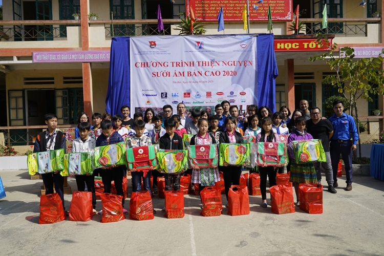 Đoàn Thanh niên Bộ Công Thương "sưởi ấm" Tết bản cao Yên Bái doan thanh nien bo cong thuong suoi am tet ban cao yen bai