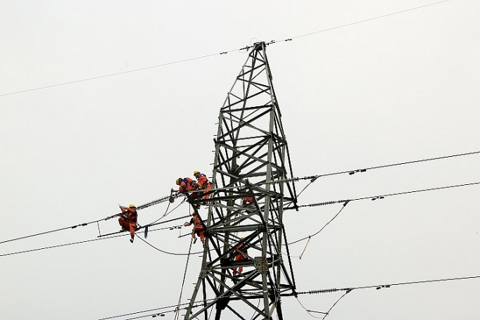 dien luc mien bac tang cuong an toan luoi dien truoc mua mua bao