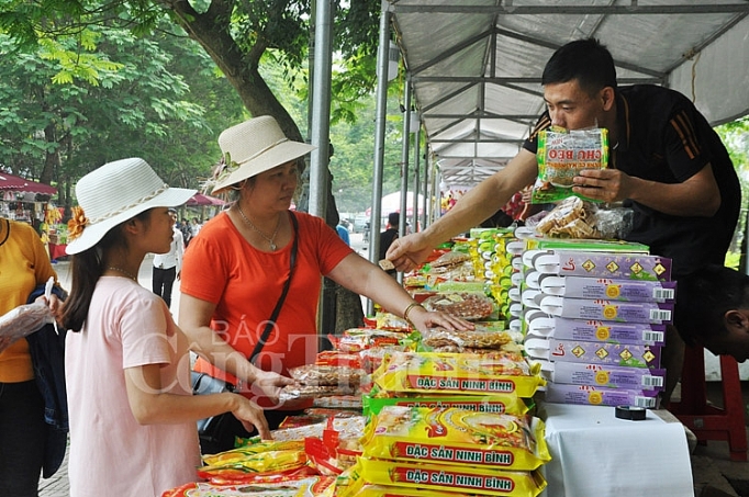 kiem soat chat thi truong trong dip le hoi den hung