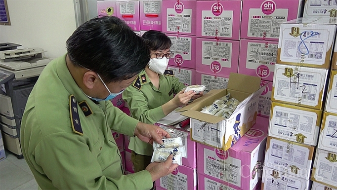 chan dung o to va n chuye n 4 tan banh keo khong ro nguon goc tu la o cai ve ha noi