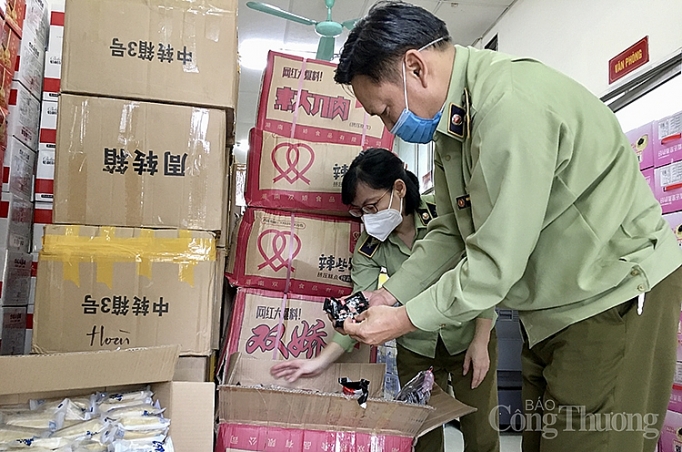 chan dung o to va n chuye n 4 tan banh keo khong ro nguon goc tu la o cai ve ha noi