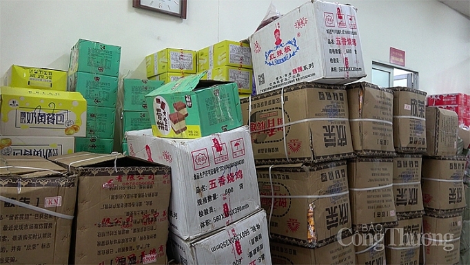 chan dung o to va n chuye n 4 tan banh keo khong ro nguon goc tu la o cai ve ha noi