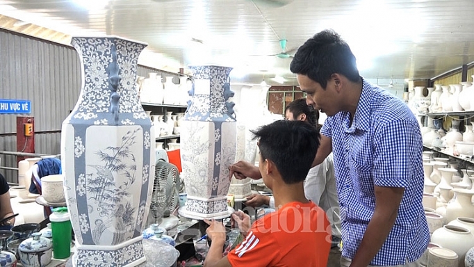 Gốm sứ Bát Tràng: Bắt kịp 4.0 từ tư duy làm nghề gom su bat trang bat kip 40 tu tu duy lam nghe