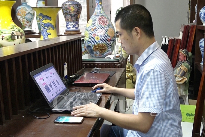 Gốm Bát Tràng khởi sắc nhờ “lên sàn” online gom bat trang khoi sac nho len san online