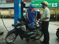 Người tiêu dùng biết gì về xăng E5 RON 92?