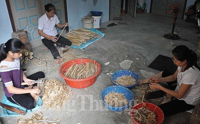 chuon chuon hoa than tu mau tre moc mac