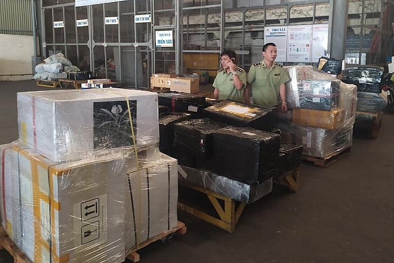 Hàng lậu, hàng giả “nóng” trên mọi tuyến đường hang lau hang gia nong tren moi tuyen duong