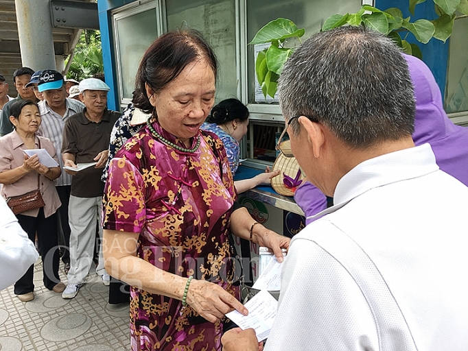 mien phi the xe buyt nguoi dan ha noi hao hung