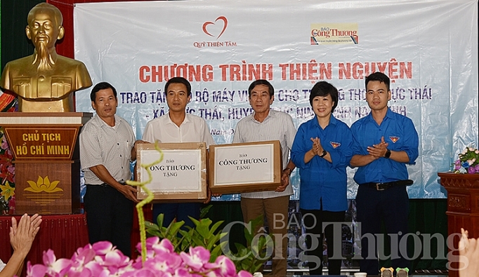 bao cong thuong trao qua cho thay va tro tai dat hoc nam dinh