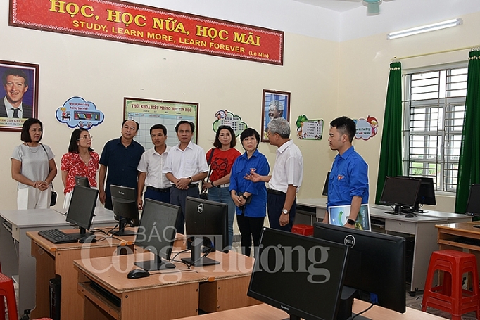 bao cong thuong trao qua cho thay va tro tai dat hoc nam dinh