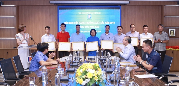 PETROLIMEX vinh danh 25 thủ lĩnh bán lẻ xuất sắc miền Bắc năm 2019 petrolimex vinh danh 25 thu linh ban le xuat sac mien bac nam 2019