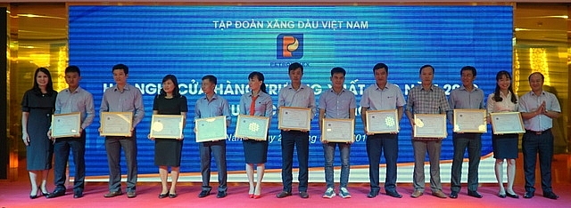Petrolimex vinh danh 21 thủ lĩnh bán lẻ xuất sắc khu vực miền Trung năm 2019 petrolimex vinh danh 21 thu linh ban le xuat sac khu vuc mien trung nam 2019