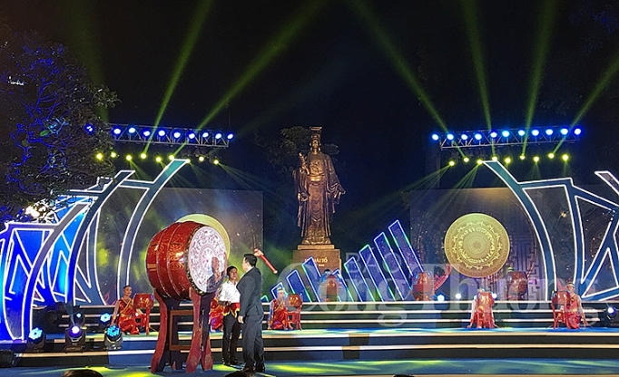 trai nghiem khong gian tay ninh song dong giua long thu do