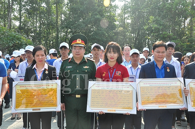 phu xanh 2000 cay tren doi cay dang bac on thay