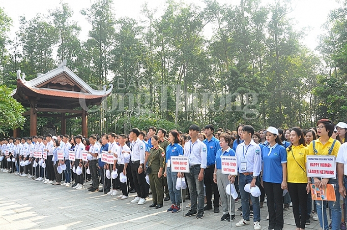 phu xanh 2000 cay tren doi cay dang bac on thay