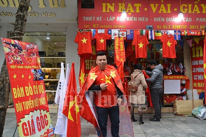 ha noi thi truong do co vu bong da tang suc nong truoc gio bong lan