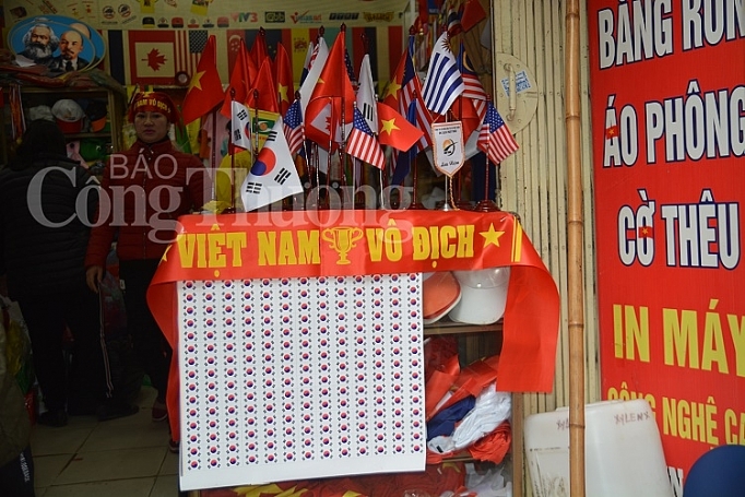 ha noi thi truong do co vu bong da tang suc nong truoc gio bong lan