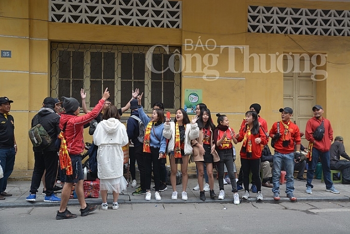 ha noi thi truong do co vu bong da tang suc nong truoc gio bong lan