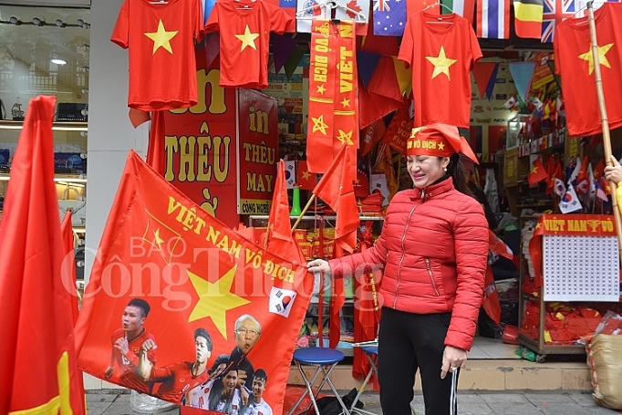 ha noi thi truong do co vu bong da tang suc nong truoc gio bong lan