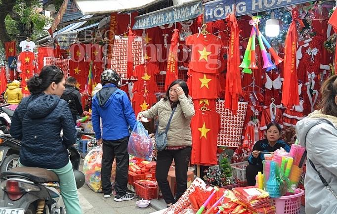 ha noi thi truong do co vu bong da tang suc nong truoc gio bong lan