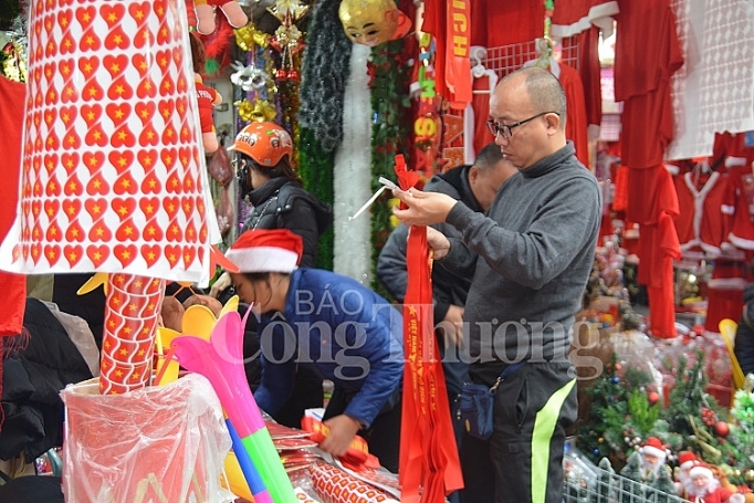 ha noi thi truong do co vu bong da tang suc nong truoc gio bong lan