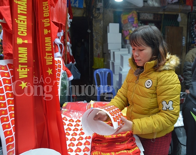 ha noi thi truong do co vu bong da tang suc nong truoc gio bong lan
