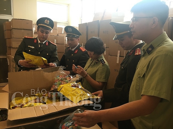 ha noi thu giu gan 3 tan banh keo nhap ngoai khong ro nguon goc
