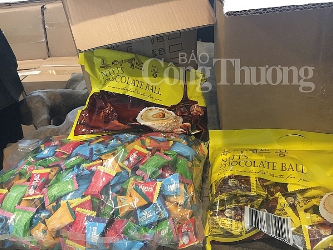 ha noi thu giu gan 3 tan banh keo nhap ngoai khong ro nguon goc