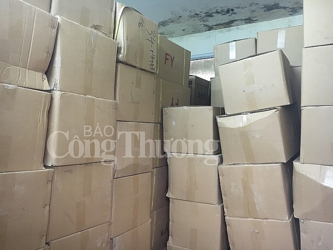 ha noi thu giu gan 3 tan banh keo nhap ngoai khong ro nguon goc