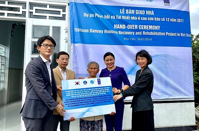 Bàn giao 102 căn nhà hỗ trợ thiệt hại bởi bão Damrey ban giao 102 can nha ho tro thiet hai boi bao damrey