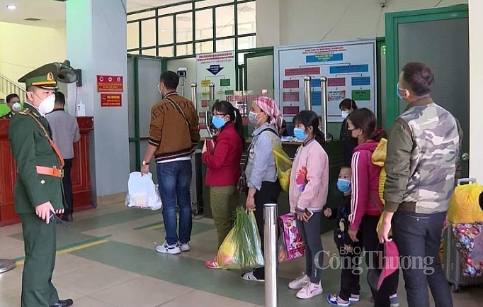 "Căng mình" chặn dịch viêm phổi Vũ Hán ở Cửa khẩu Lào Cai cang minh chan dich viem phoi vu han o cua khau lao cai