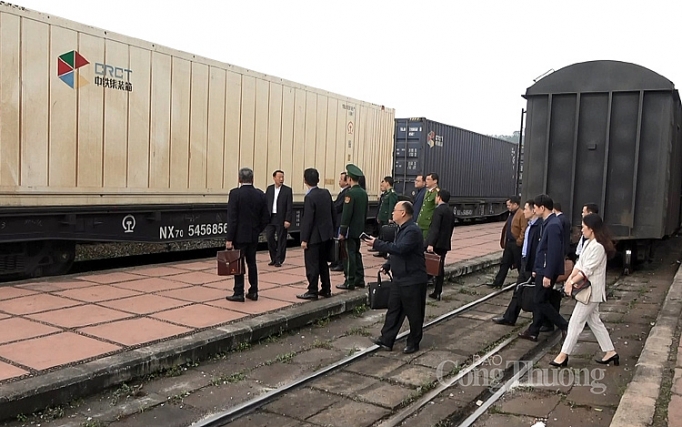 mo duong xuat khau nong san qua ga duong sat dong dang